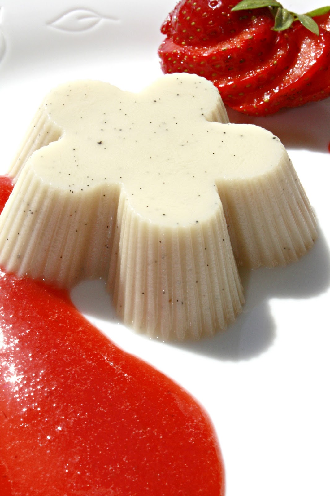 Panna Cotta cu sos de capsuni (vegan)