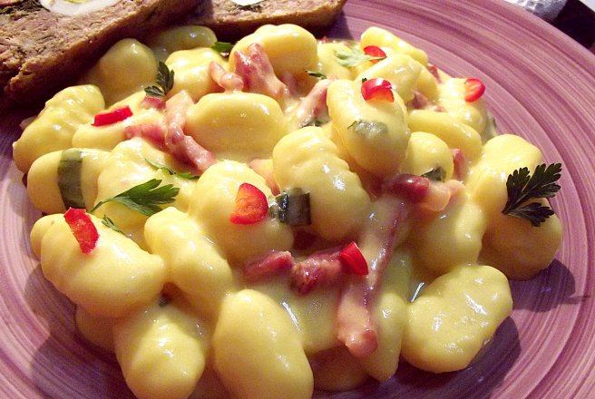 Gnocchi cu bacon şi sos de smântână, reţeta simplă, foarte rapidă, săţioasă şi foarte gustoasă