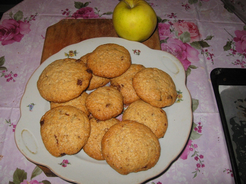 Biscuiti cu nuca si ciocolata