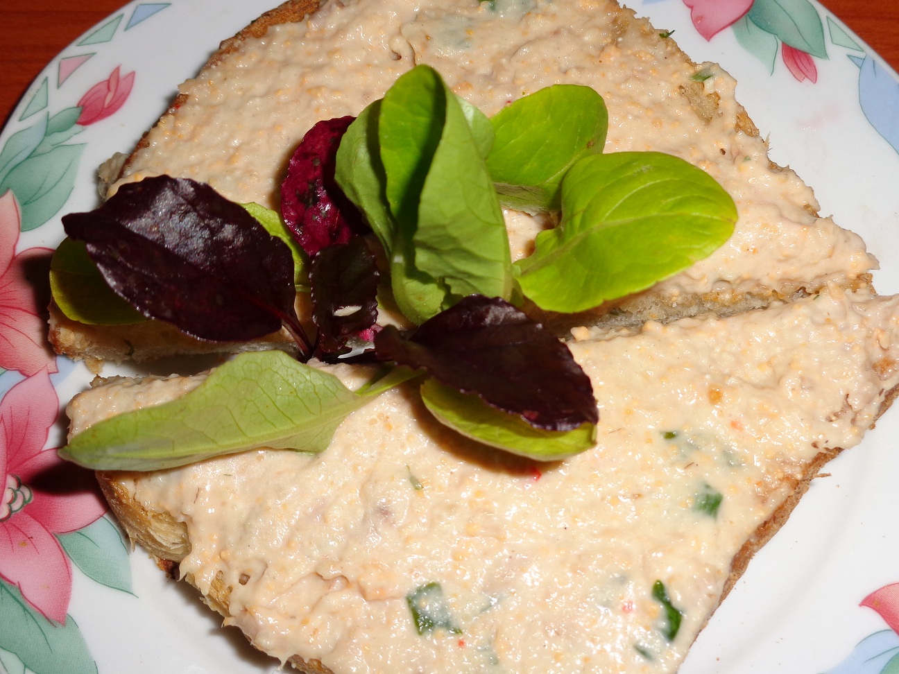 Tartine cu  pasta de icre si ton