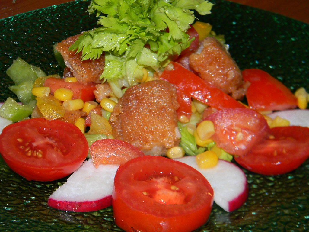 Salata cu fish-fingers