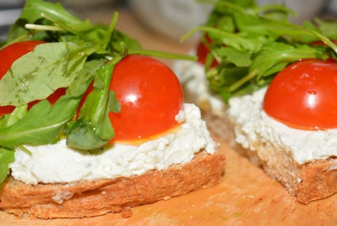 Tartine cu branza, rosii si rucola