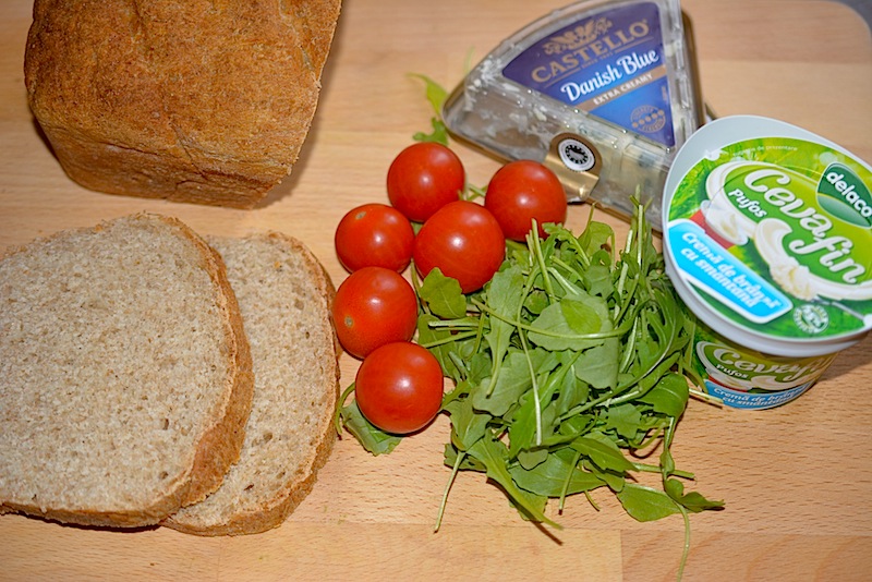 Tartine cu branza, rosii si rucola