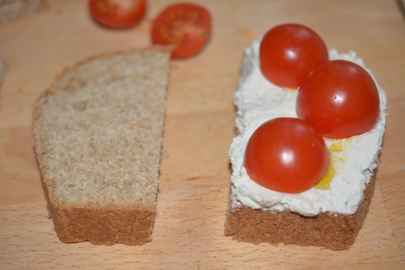 Tartine cu branza, rosii si rucola