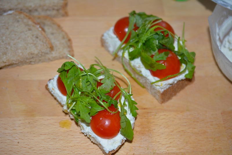 Tartine cu branza, rosii si rucola