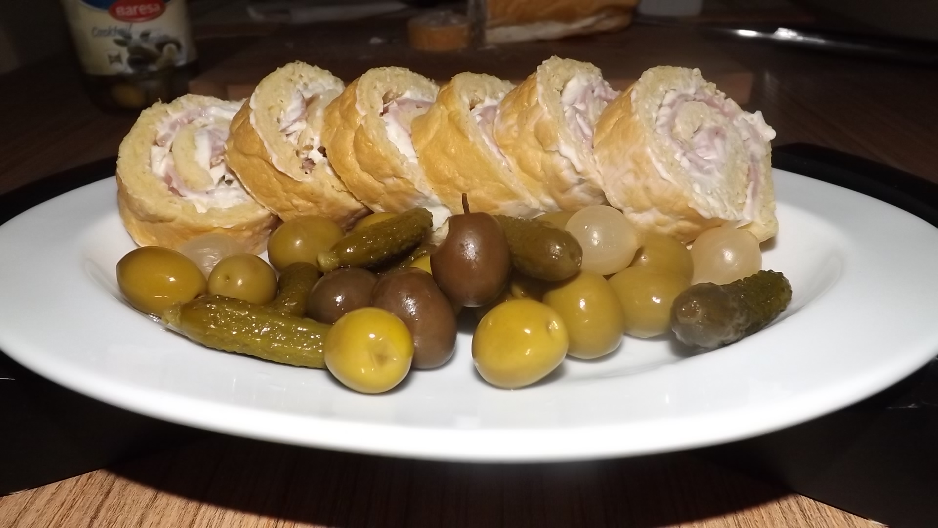 Rulada aperitiv cu crema de branza si sunca