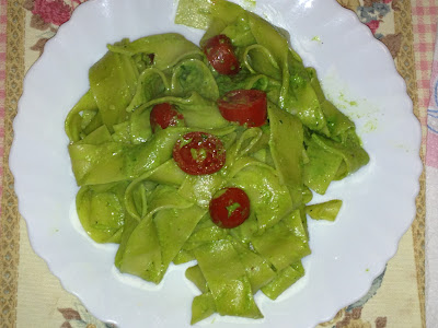 Pappardelle cu pesto de rucola, rosii mici si squacquerone