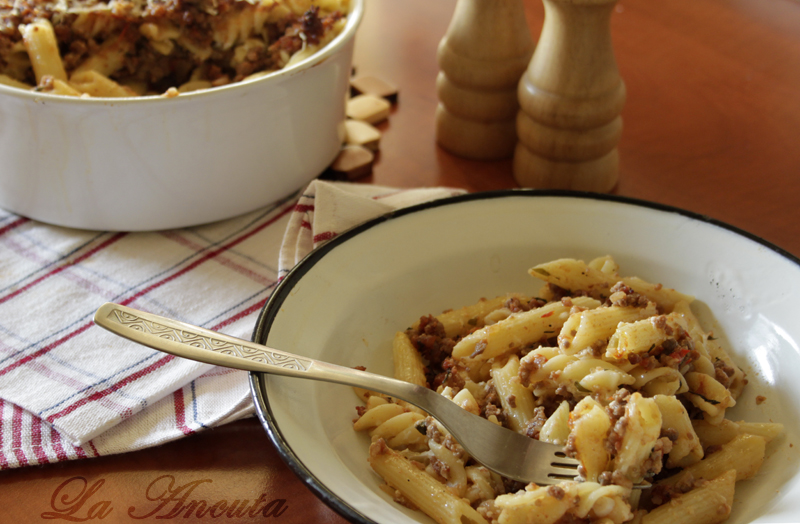 Penne cu carne tocata si branza