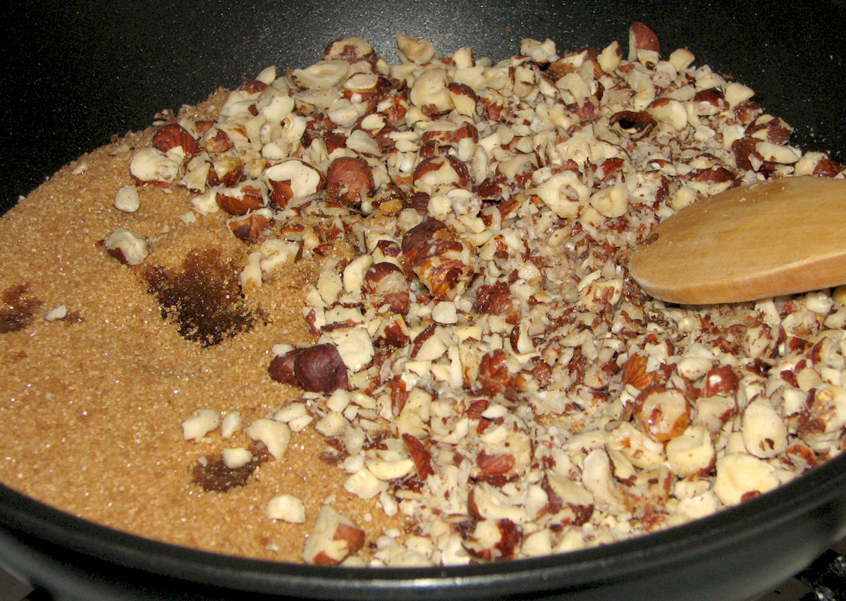 Tort cu ciocolata, bezea si crema de lapte