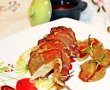 Prepeliță învelită în bacon, cu garnitură de mere-3