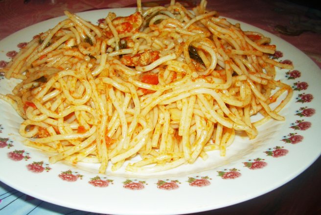 Spaghete cu piept de pui si sos de gogosari