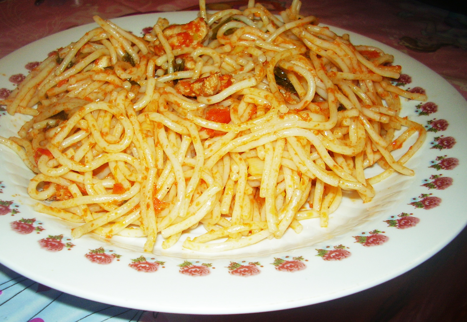 Spaghete cu piept de pui si sos de gogosari