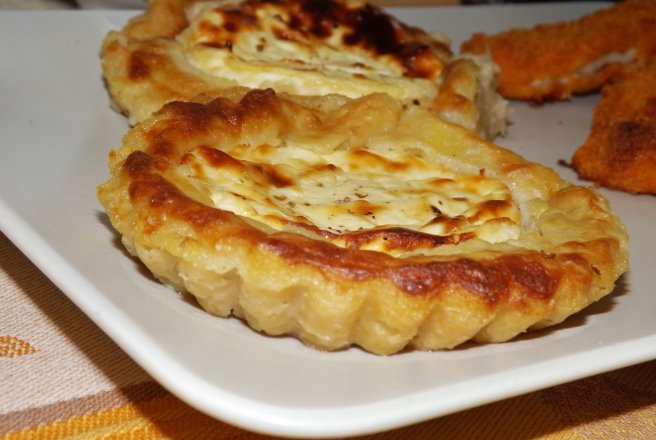 Aperitiv mini tarte din cartofi cu peste, pasta de branza si sos de iaurt