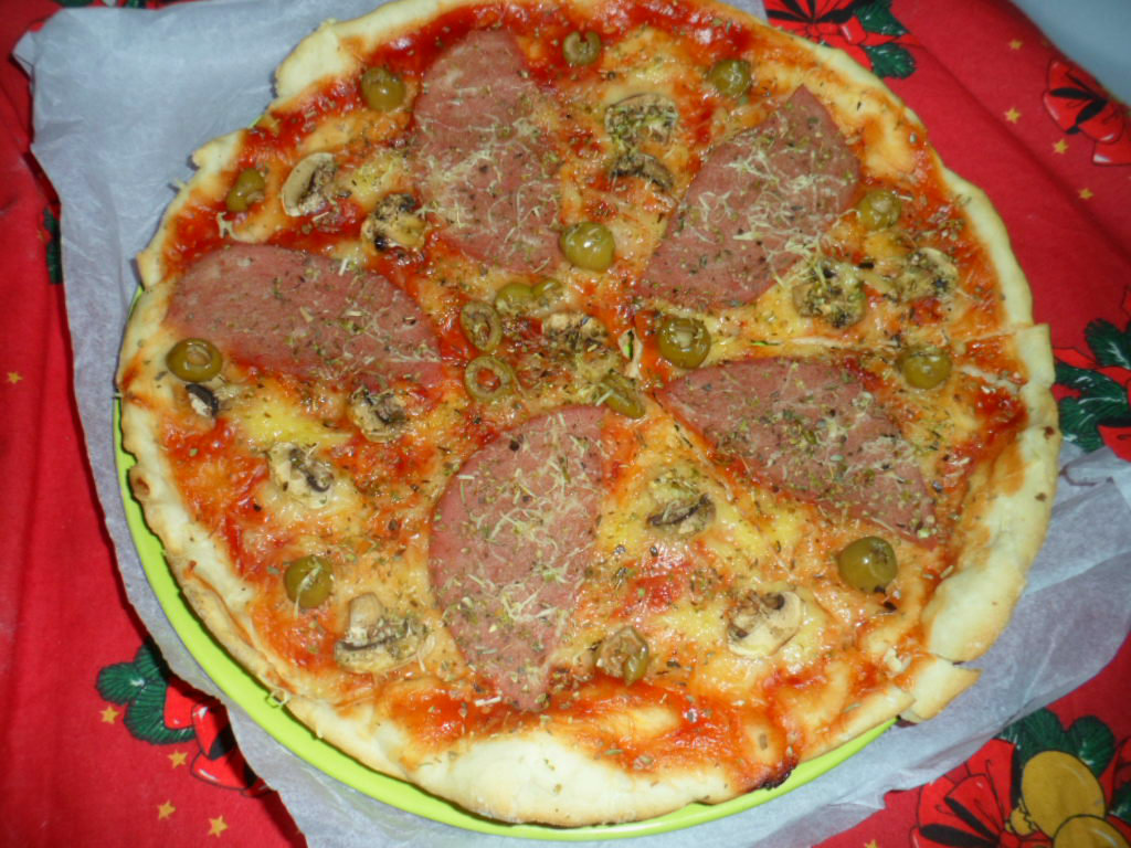 Pizza cu sunca si ciuperci