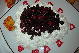 Pavlova cu fructe de padure