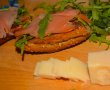 Sandvis cu somon, rucola si parmezan-1