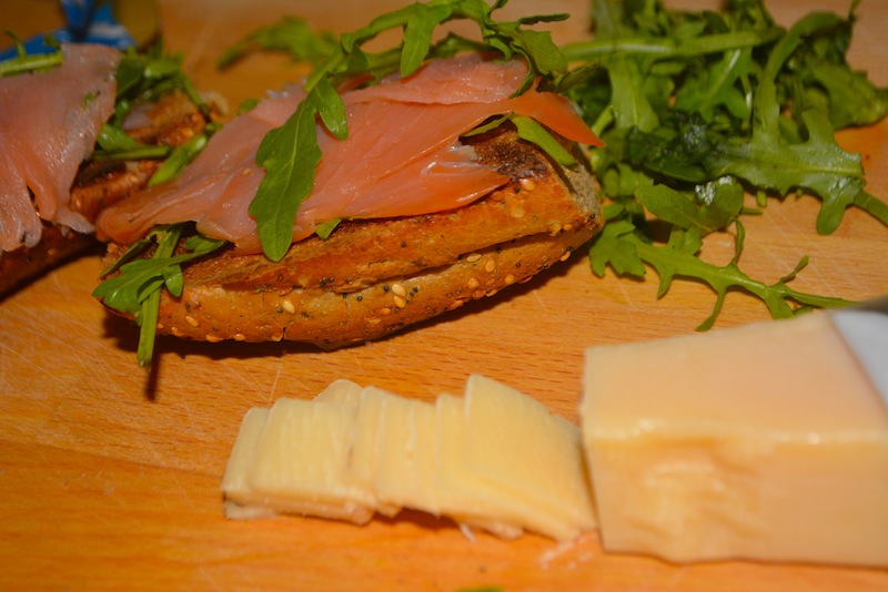 Sandvis cu somon, rucola si parmezan