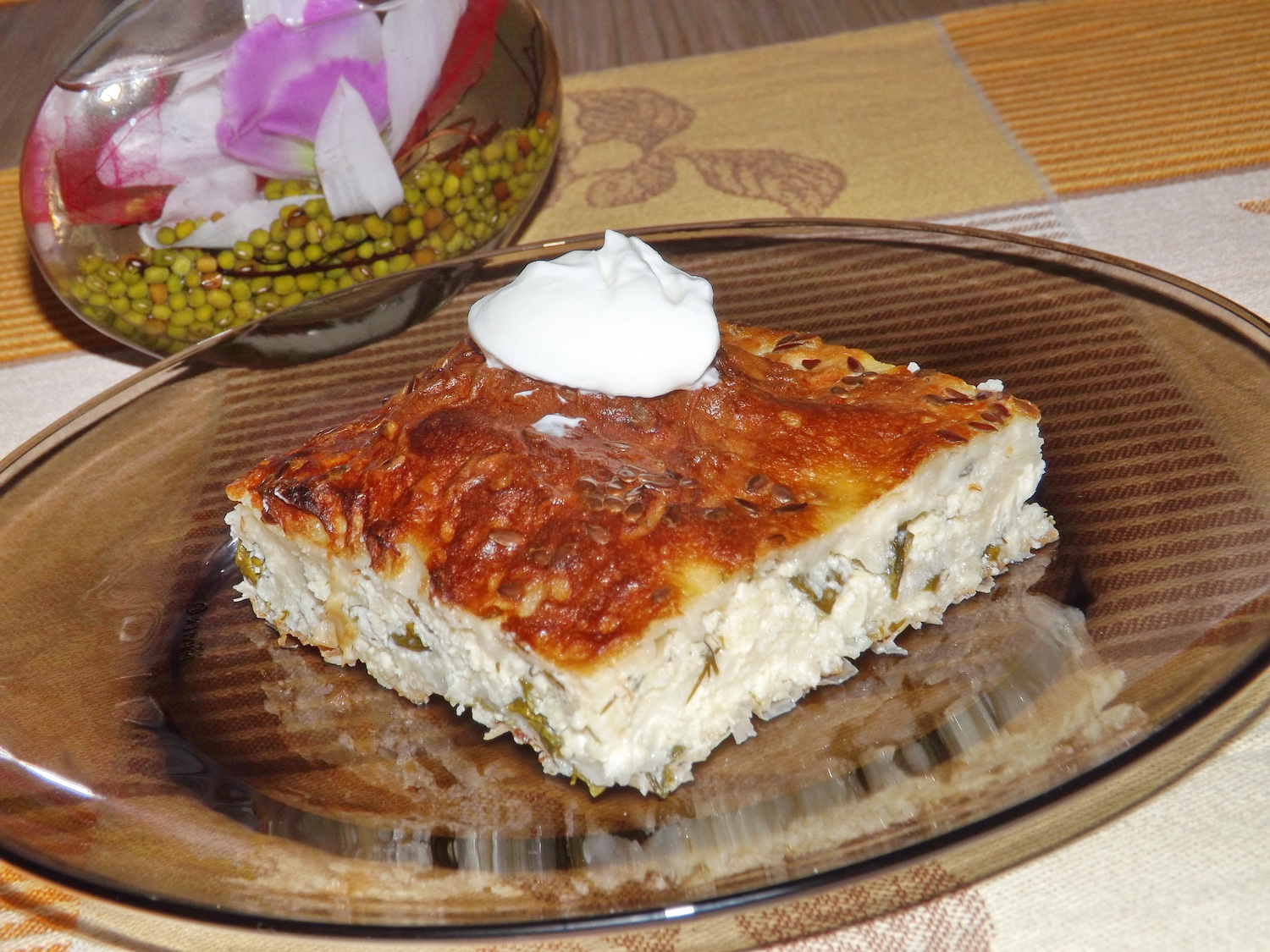 Placinta aperitiv cu branza, cascaval, marar si leurda