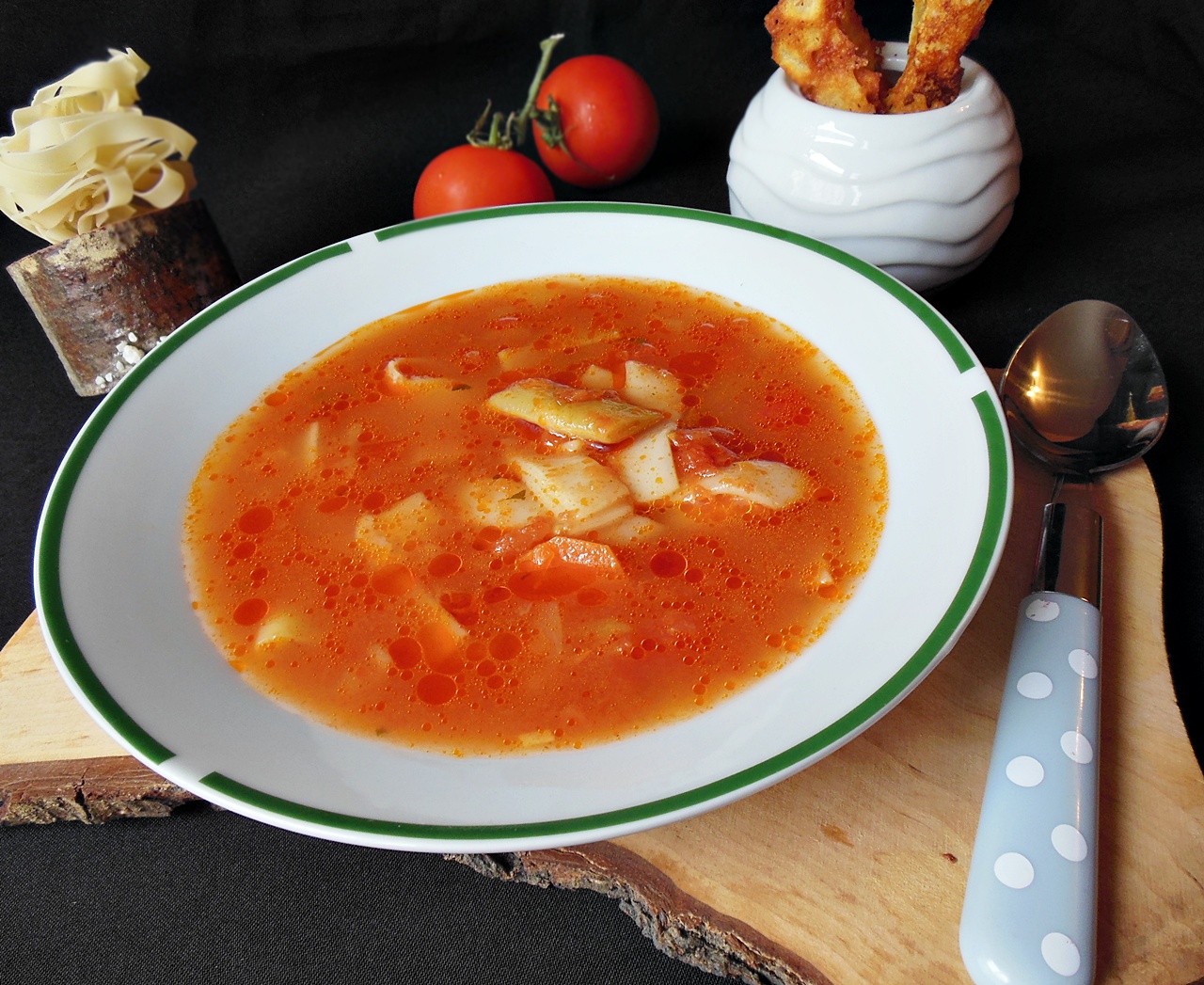 Supa de rosii cu tagliatelle si chipsuri de parmezan