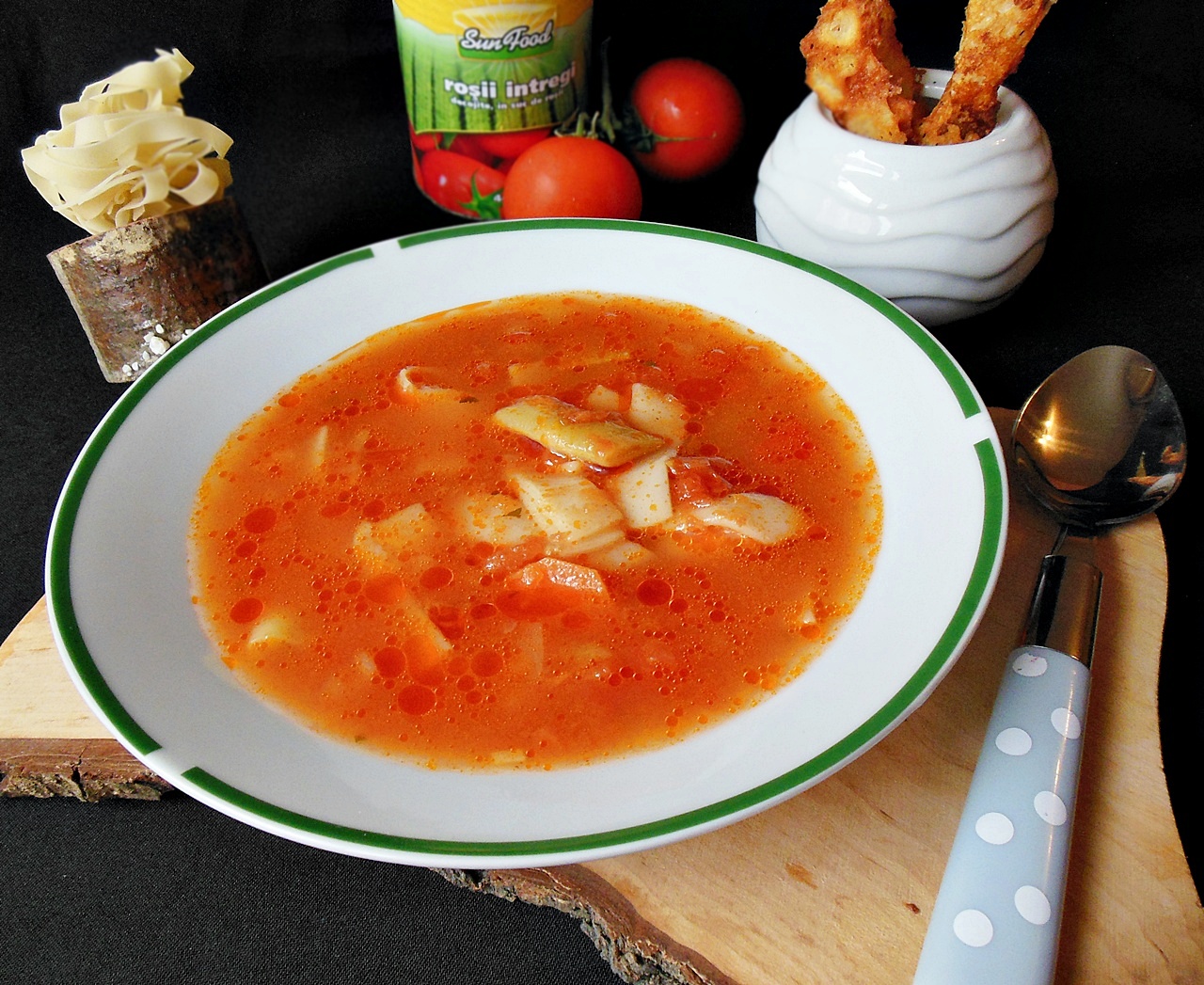 Supa de rosii cu tagliatelle si chipsuri de parmezan