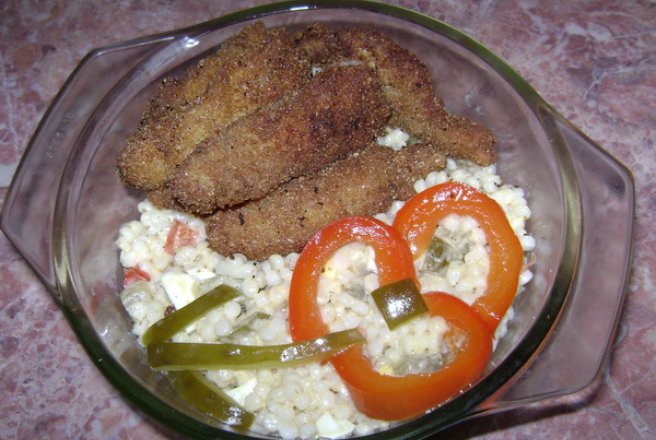 Salată de cuscus cu maioneză şi degeţele din piept de pui