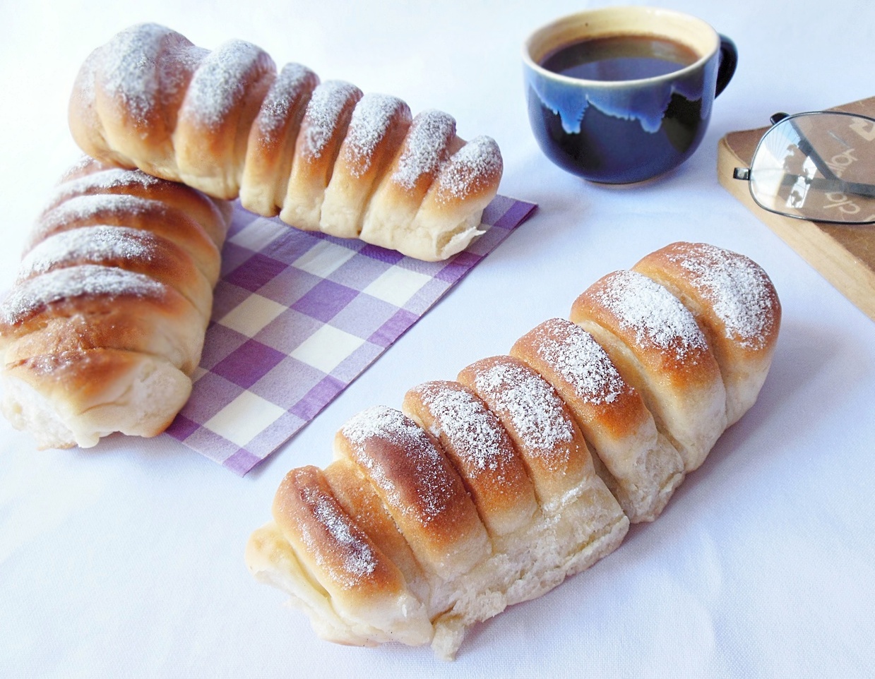 Pariziene cu crema de vanilie si visine de post