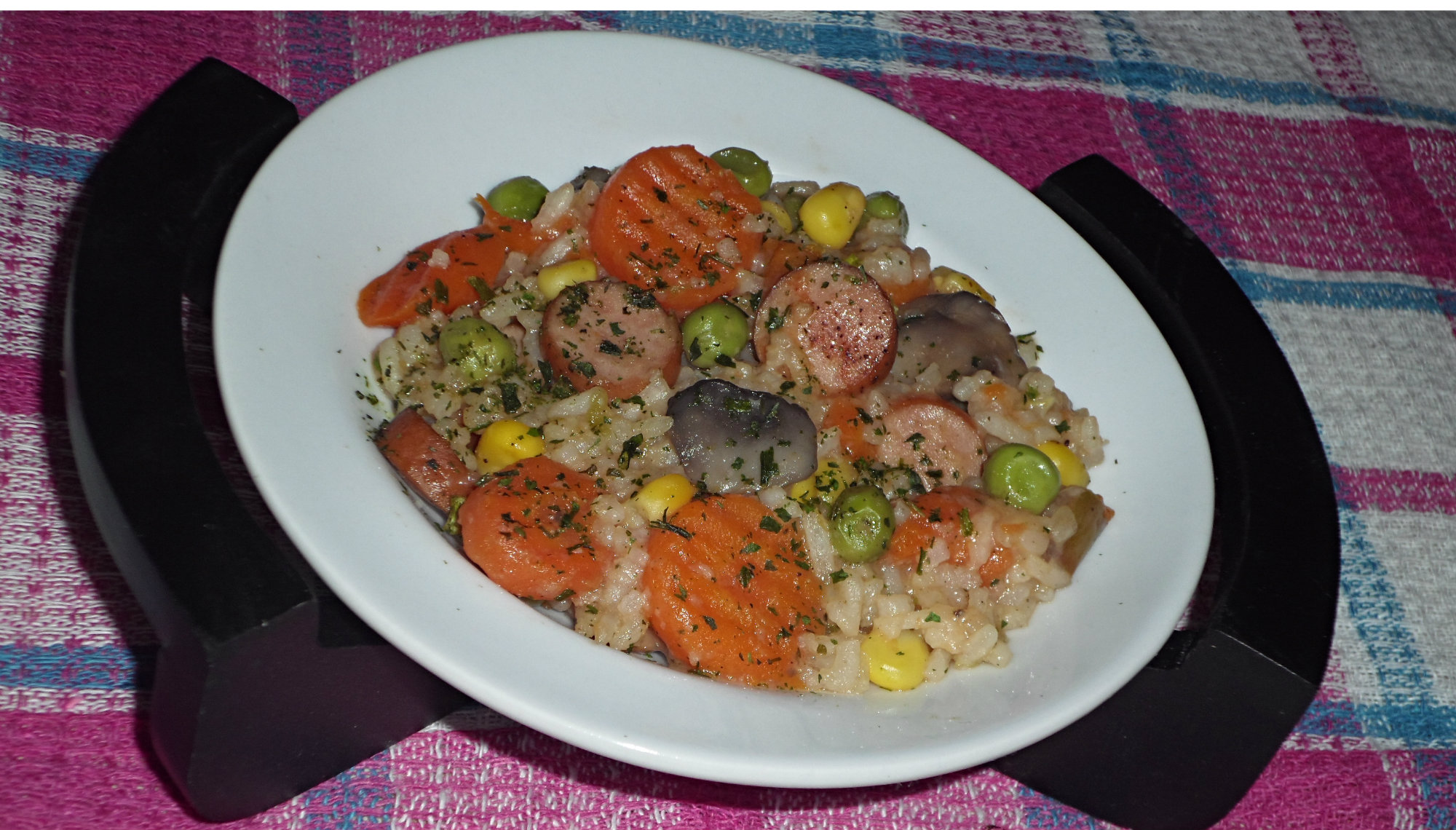 Pilaf cu legume si carnati