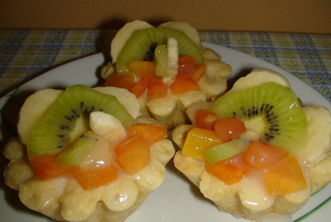 Mini tarte  cu crema de vanilie si fructe tropicale