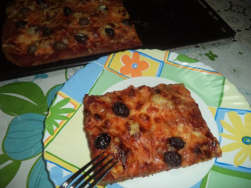 Pizza pe blat de paine neagra