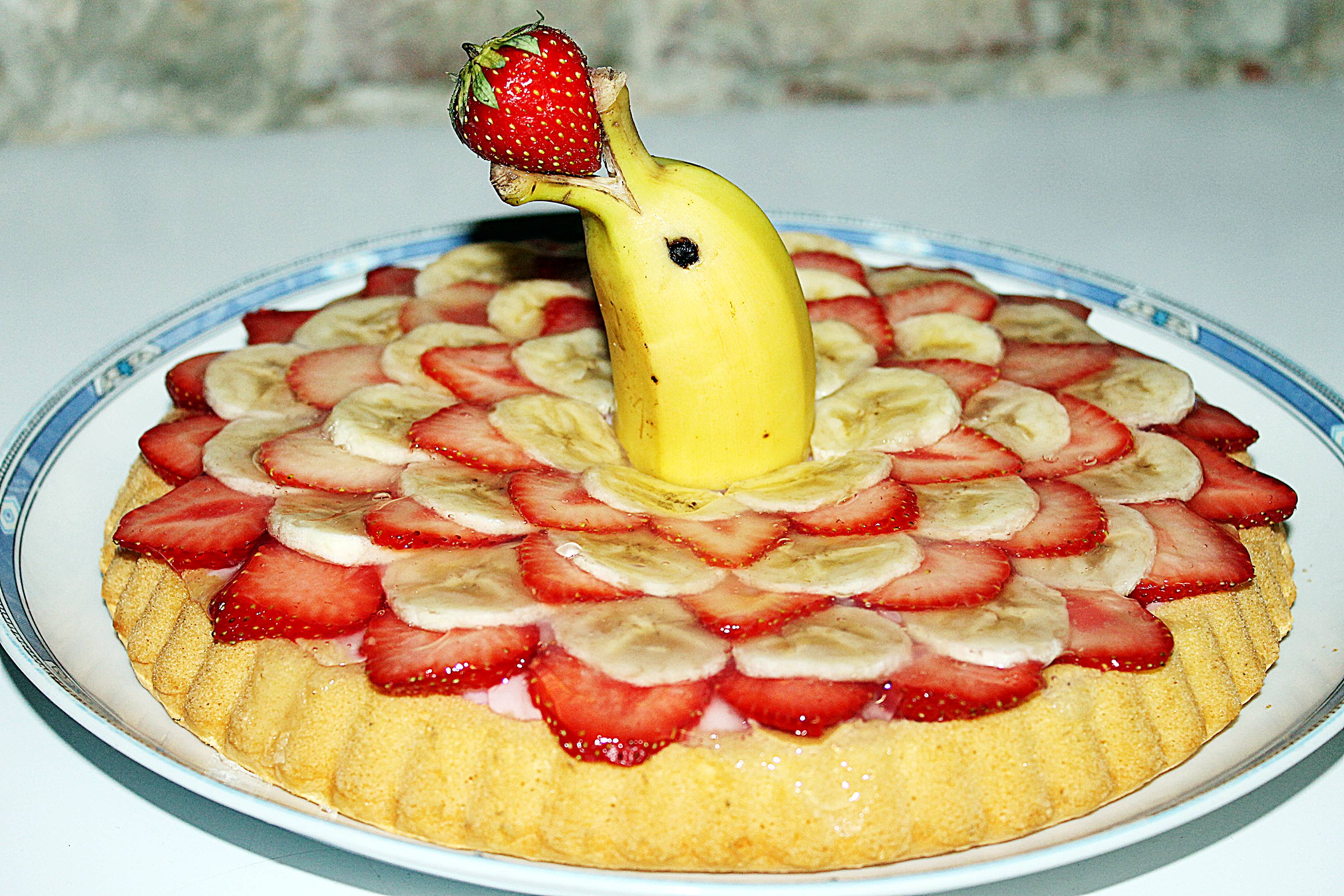 Tarta delfin cu capsuni si banane