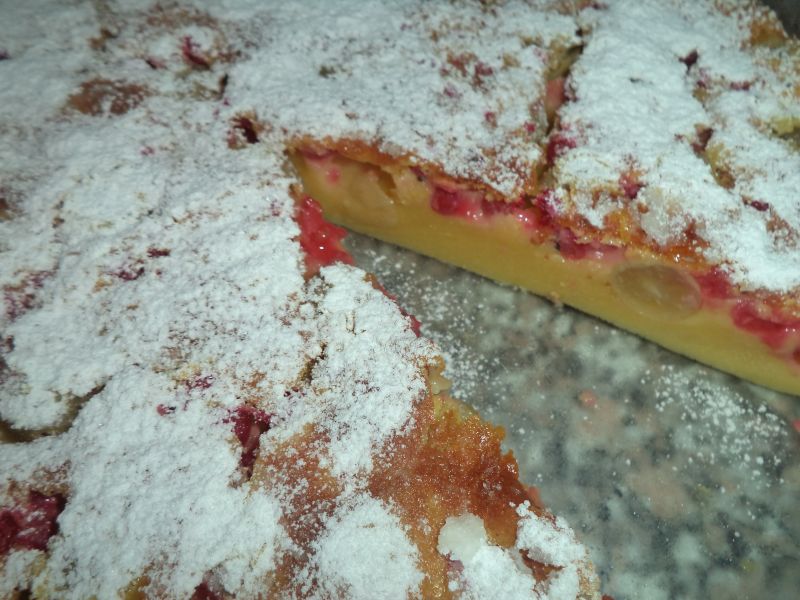 Clafoutis cu struguri albi strugurei rosii