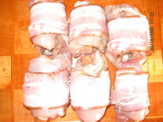 Pulpe de pui umplute cu carnaciori si invelite in bacon