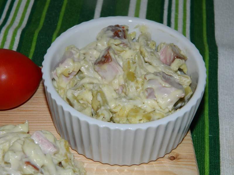 Salata de pastai cu pastrama si maioneza