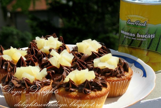 Cupcakes cu ananas si ciocolata