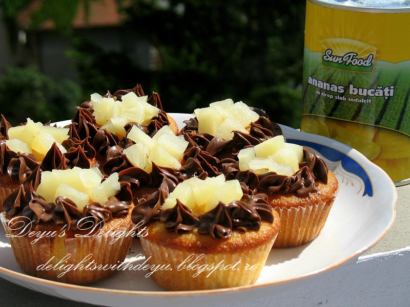 Cupcakes cu ananas si ciocolata