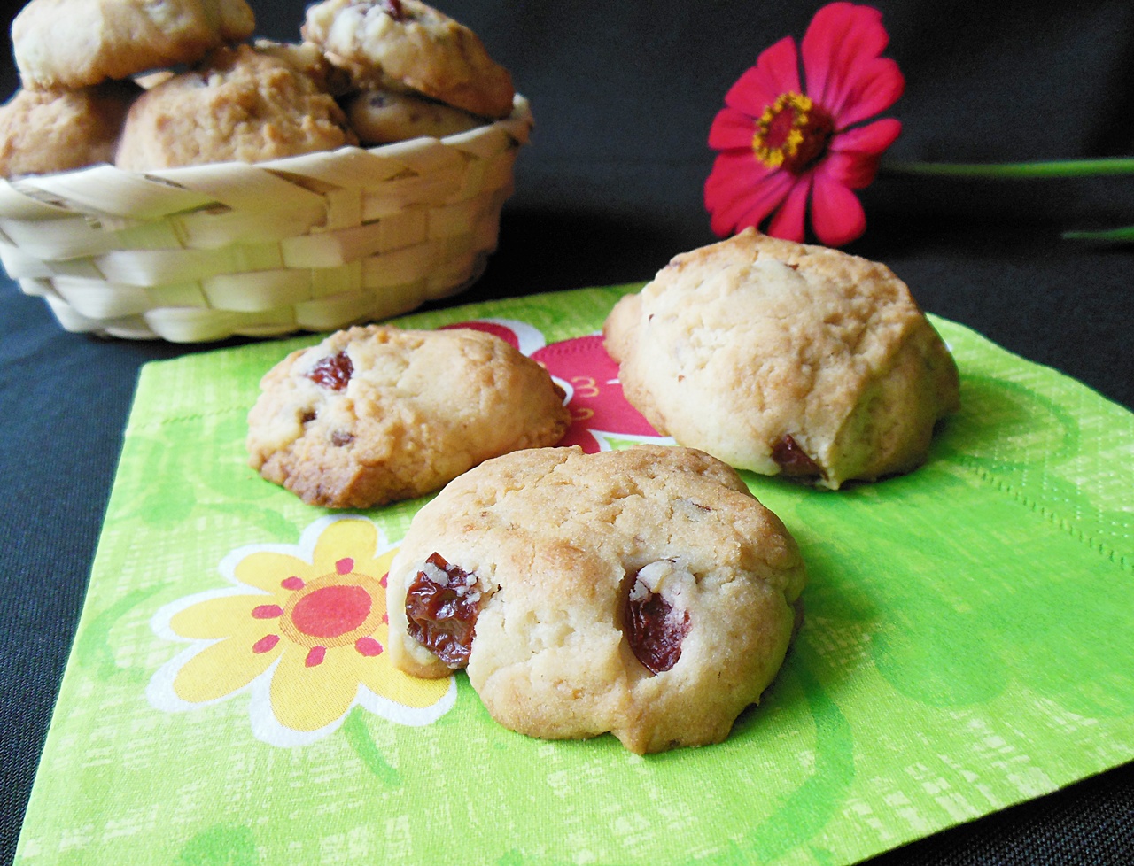 Biscuiti cu visine si ciocolata