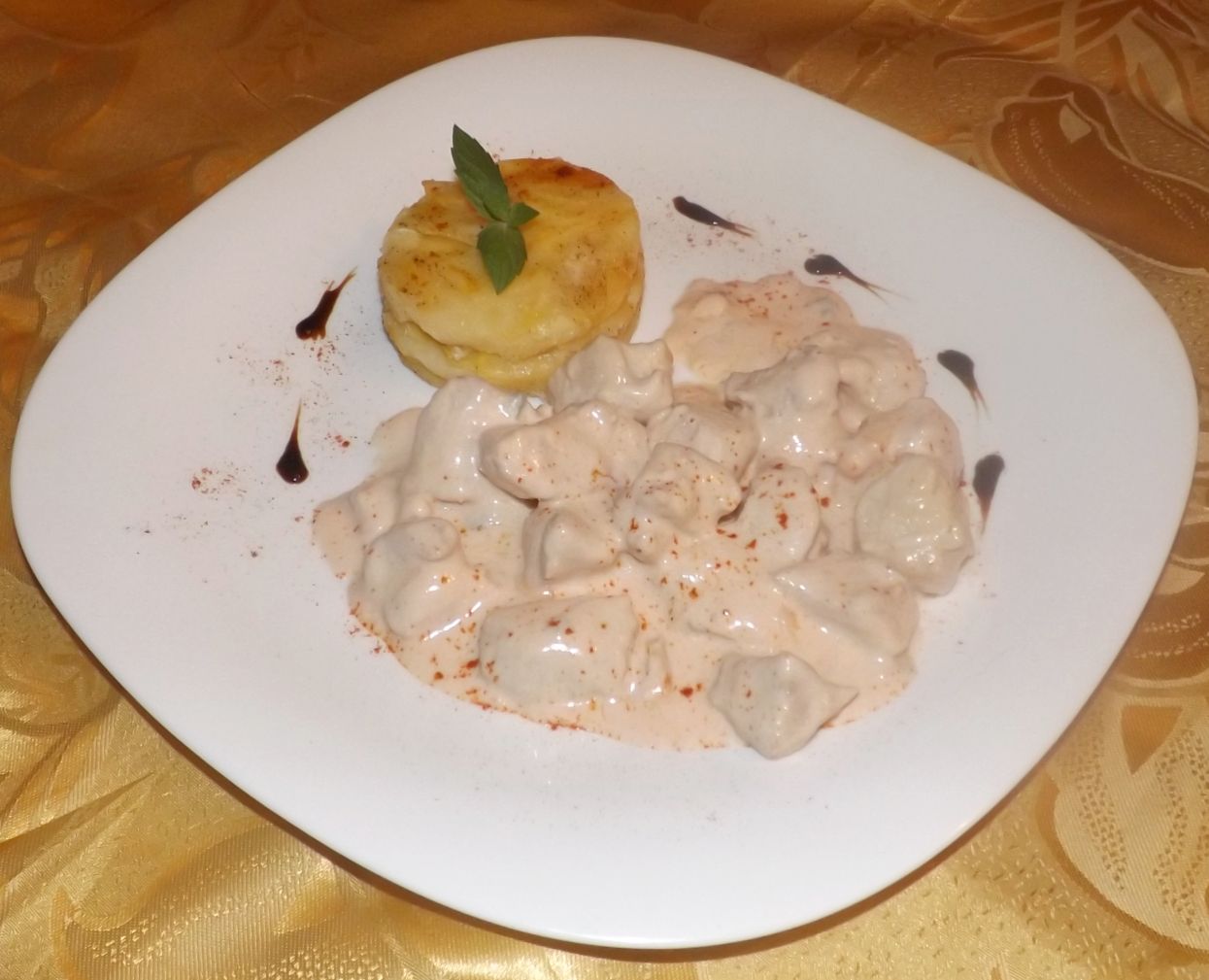 Piept de pui cu sos de smantana si blue cheese cu cartofi gratinati