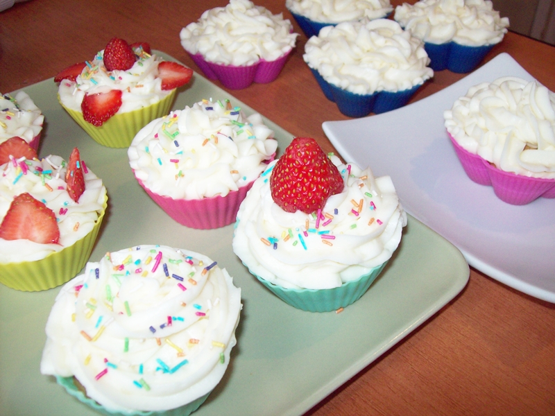 Cupcakes cu crema de vanilie si capsuni