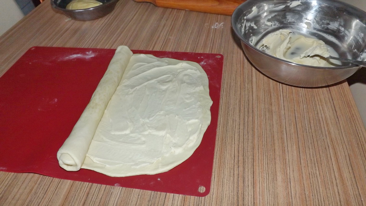 Strudel din aluat de casa, cu mere, pere si caramel