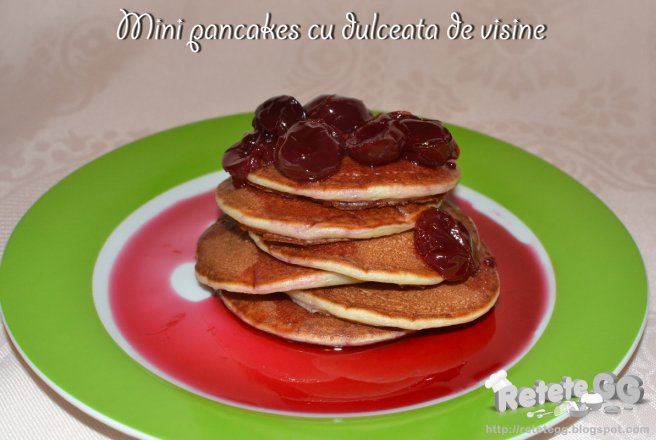 Mini pancakes cu dulceata de visine