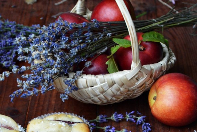 Briose cu nectarine si lavanda