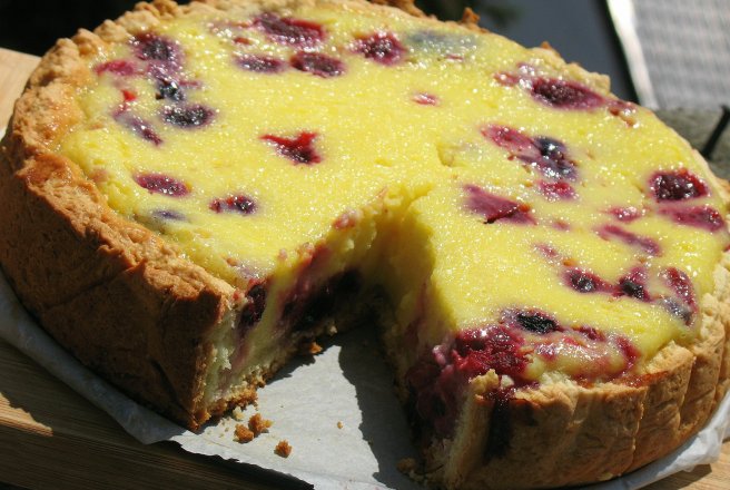 Tarta cu smantana si fructe de padure