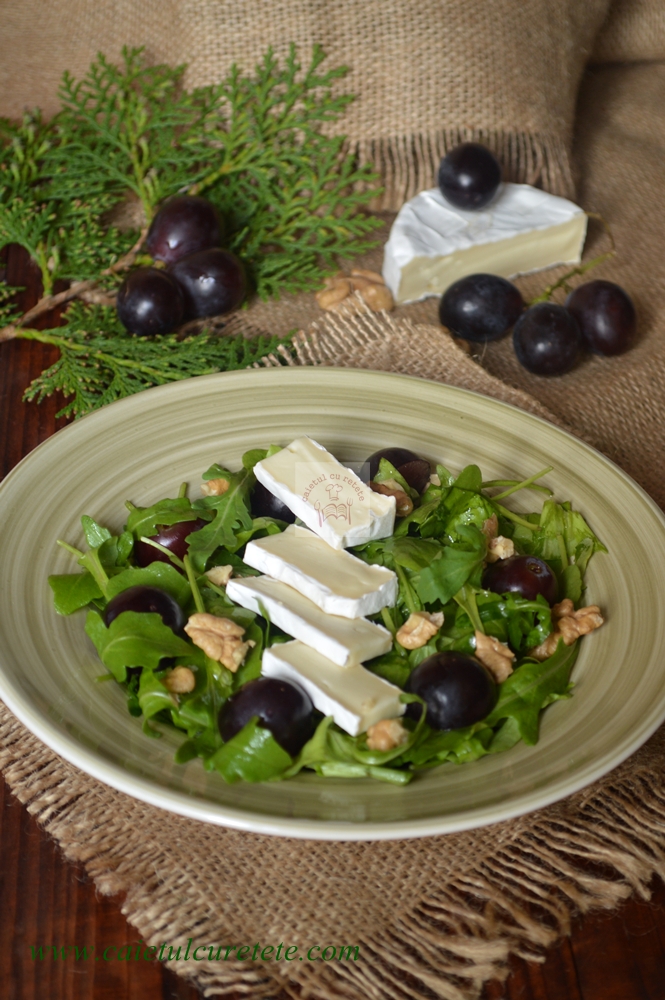 Salata cu camembert, rucola si struguri