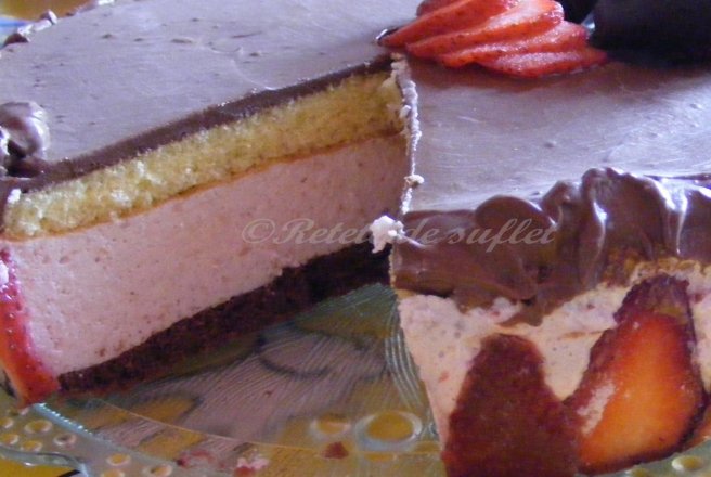 Tort cu mousse de capsuni si glazura de ciocolata