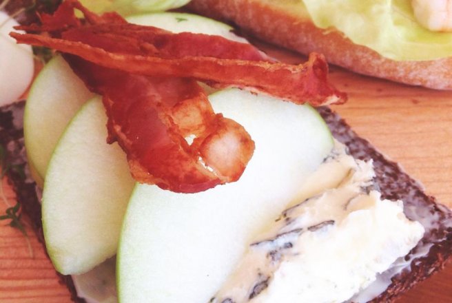 Smørrebrød  cu Danablu, Granny Smith si bacon