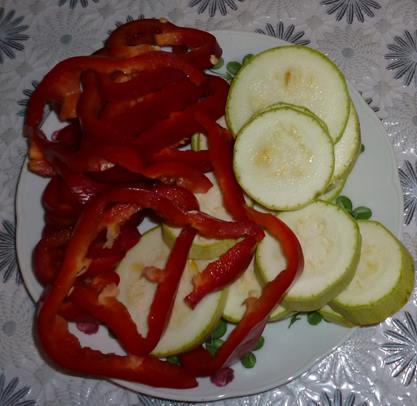 Scoici, calamar, file pangasius cu legume pe placa electrica