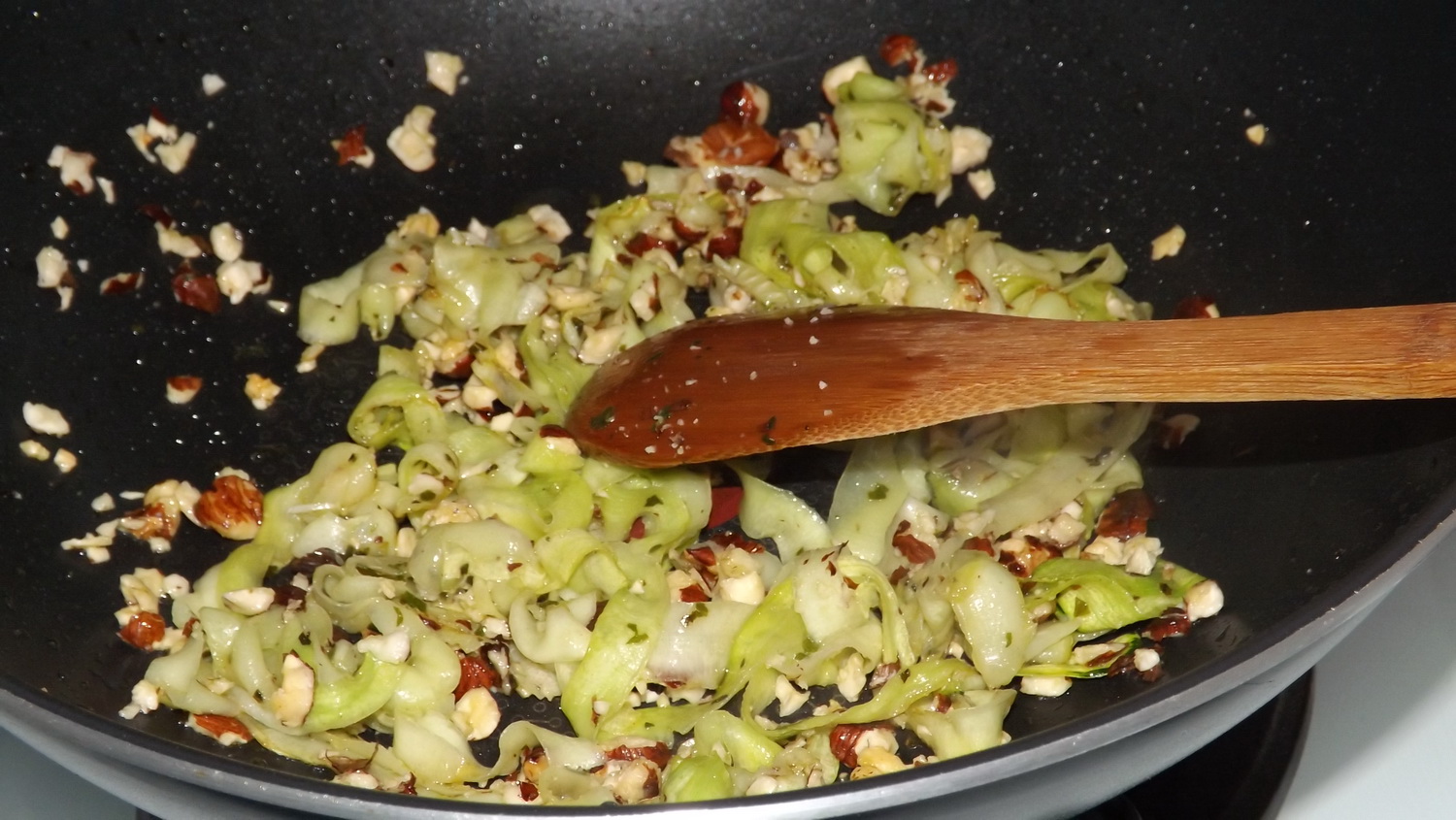 Spaghete cu zucchini, gorgonzola si nuci