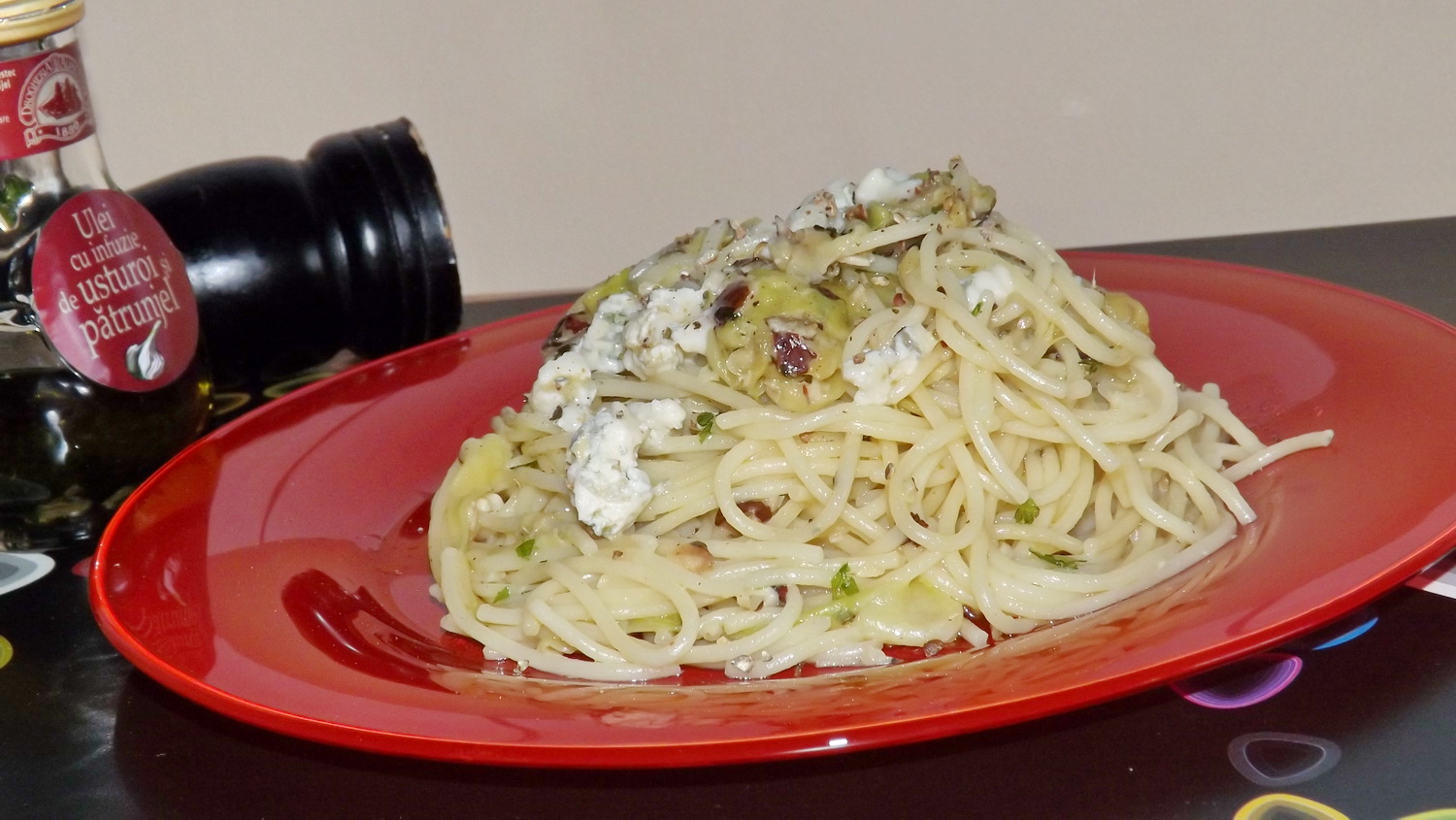 Spaghete cu zucchini, gorgonzola si nuci