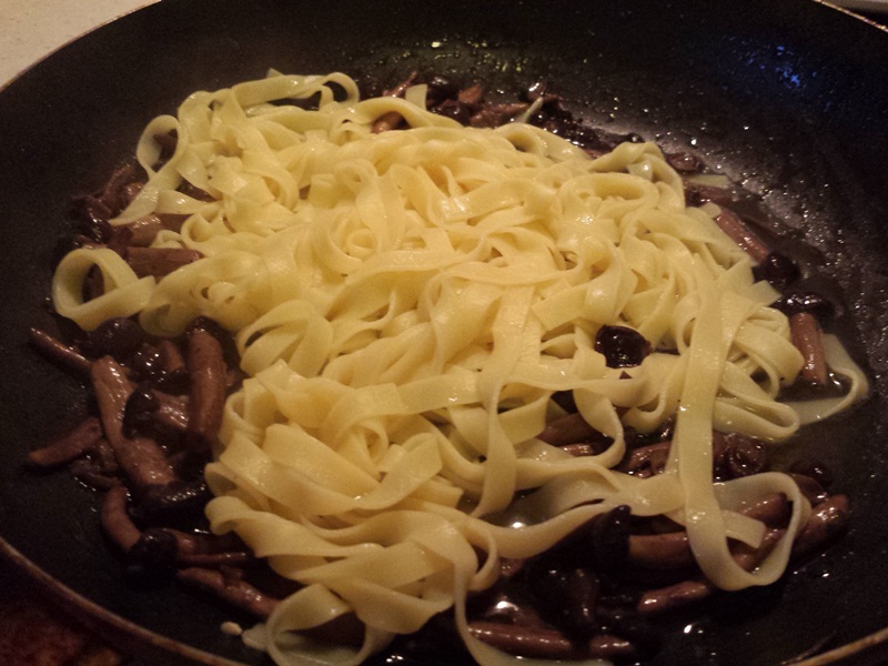 Tagliatelle con funghi pioppini