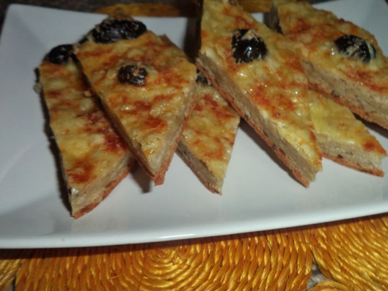 Focaccia cu seminte,branzeturi si masline negre